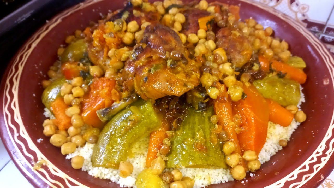 الكسكس المغربي على حقو وطريقوا يجي خااتر وبنيين بالتفاية والزبيب😋جمعة مباركة حبيباتي بالصحة والراحة😍