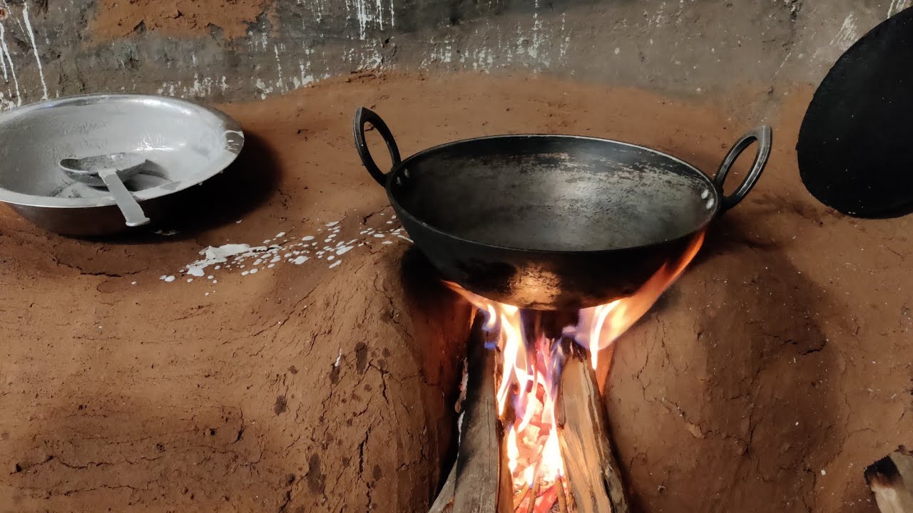 चूल्हे में सब्जी बनाने का अलग ही मजा हैं।
