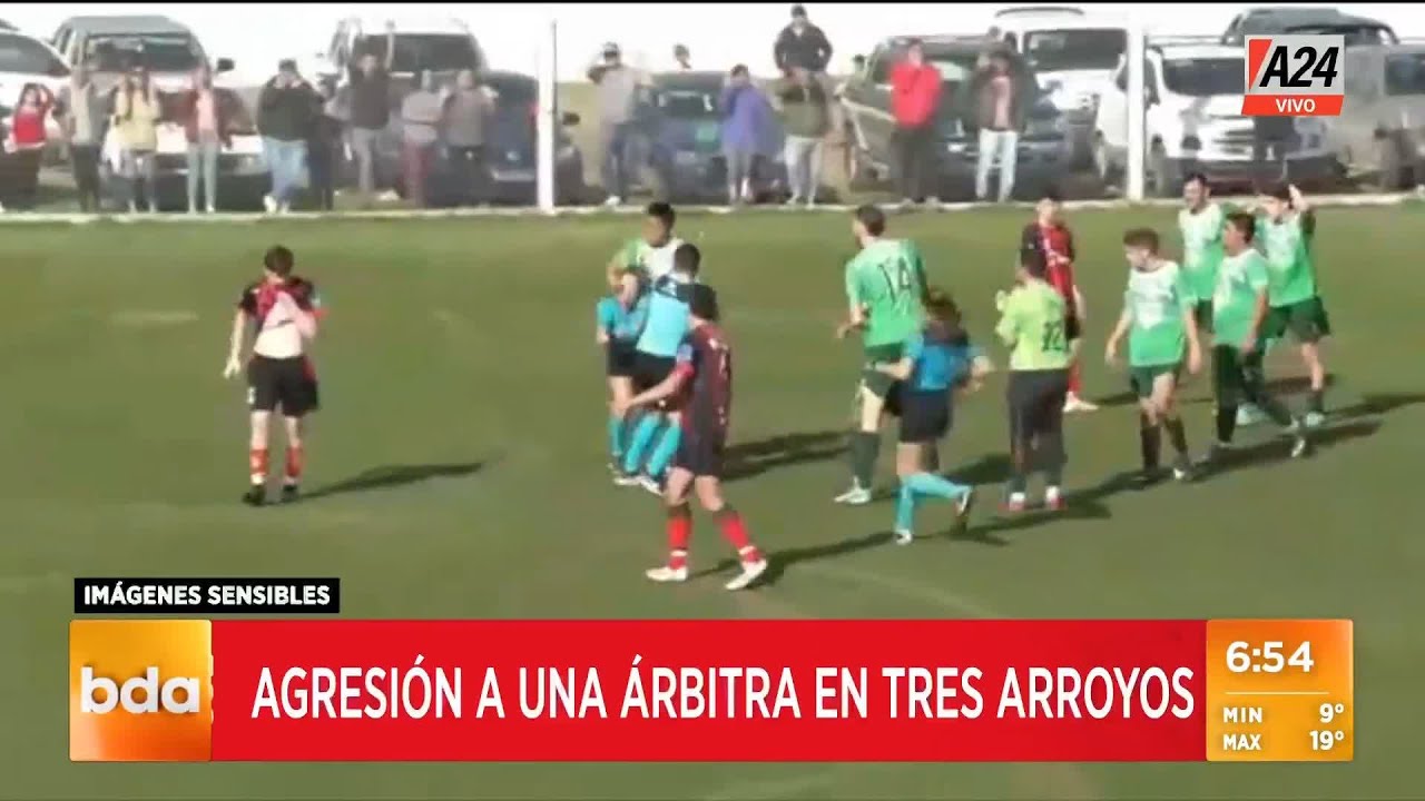 Violencia en el f&uacute;tbol: as&iacute; un jugador agredi&oacute; a una &aacute;rbitra I A24