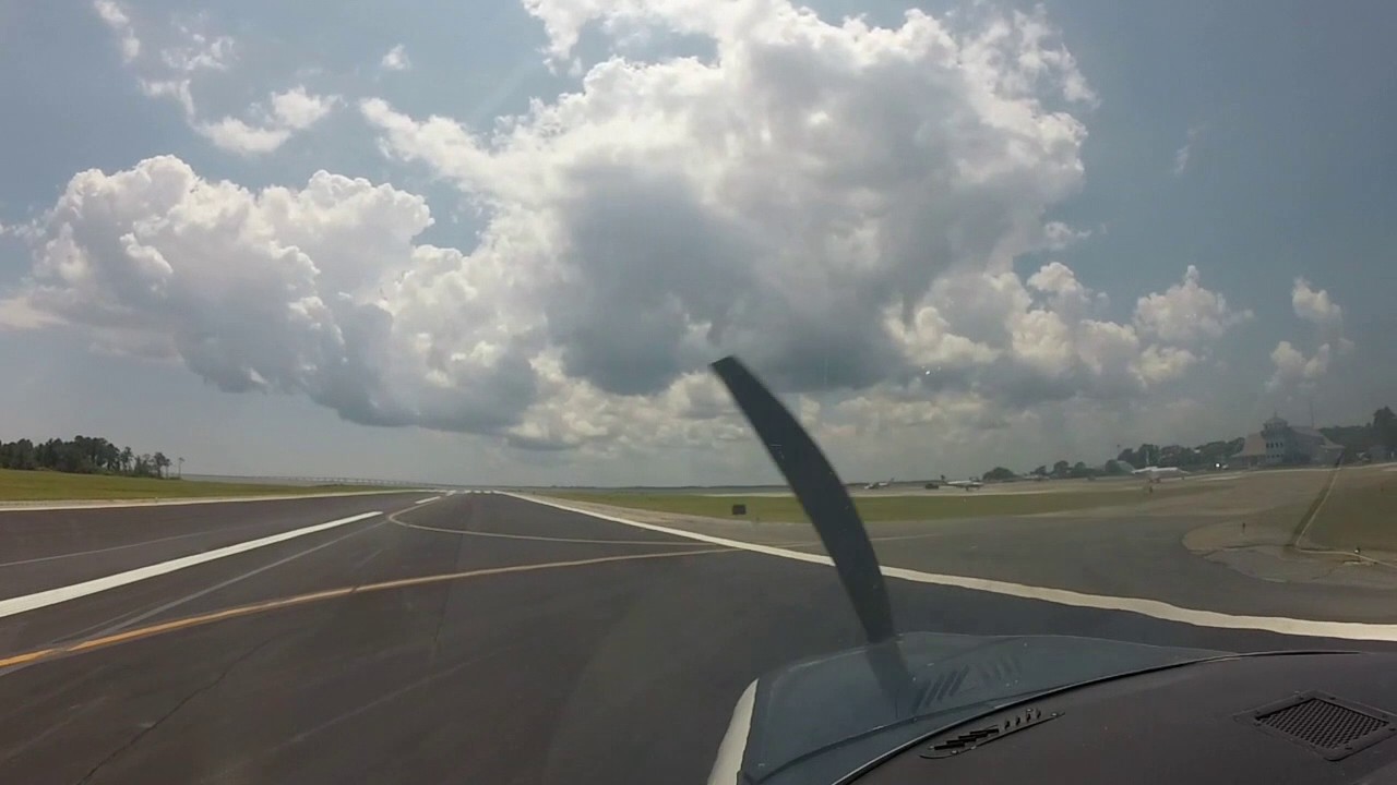 Cessna 182 landing at KMQI