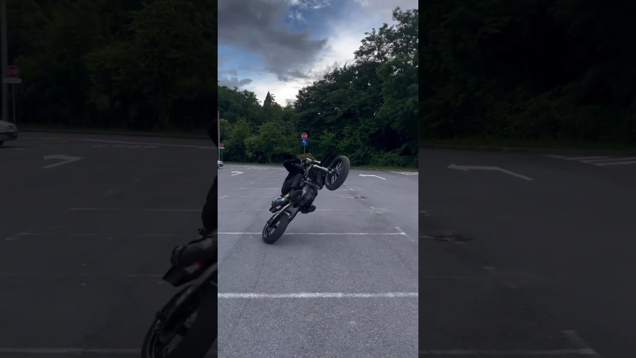 Starting week with style 🌎#stuntriding  #360 #bikelife #motard #motardworld #wheelietime