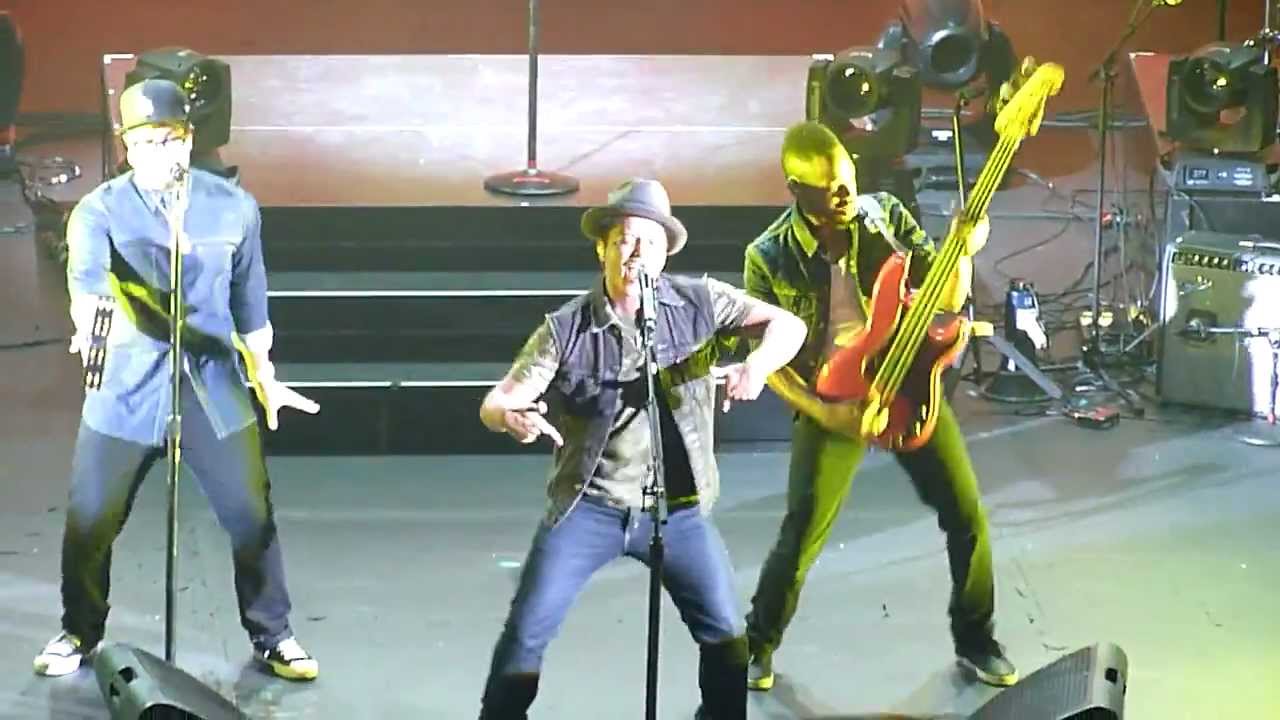 Bruno Mars - Runaway Baby, London 16.08.11