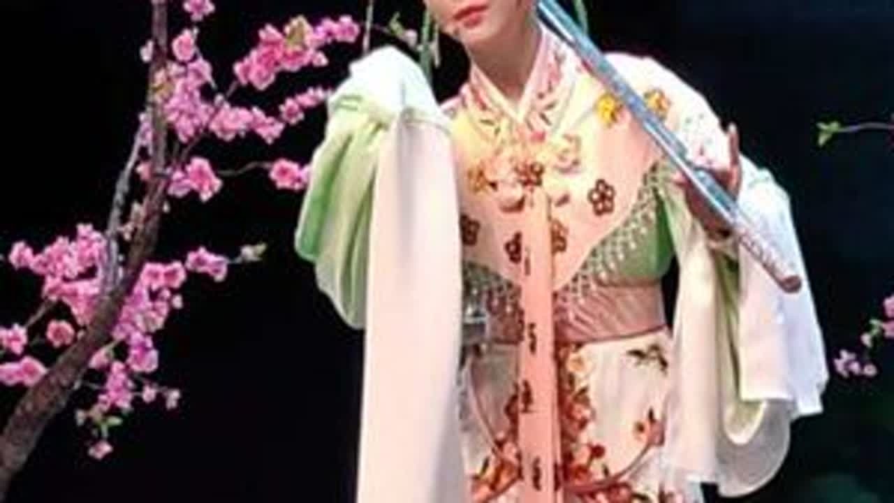 越剧《红楼梦》葬花，李旭丹·绕绿堤拂柳丝穿过花径#越剧 #李旭丹 #葬花