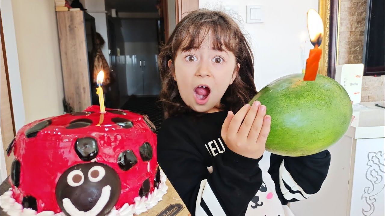 Esma Annesinin Doğum Gününü Kutluyor Pasta Aldı -  نواف يتحكم في لانا وماتقول لا !