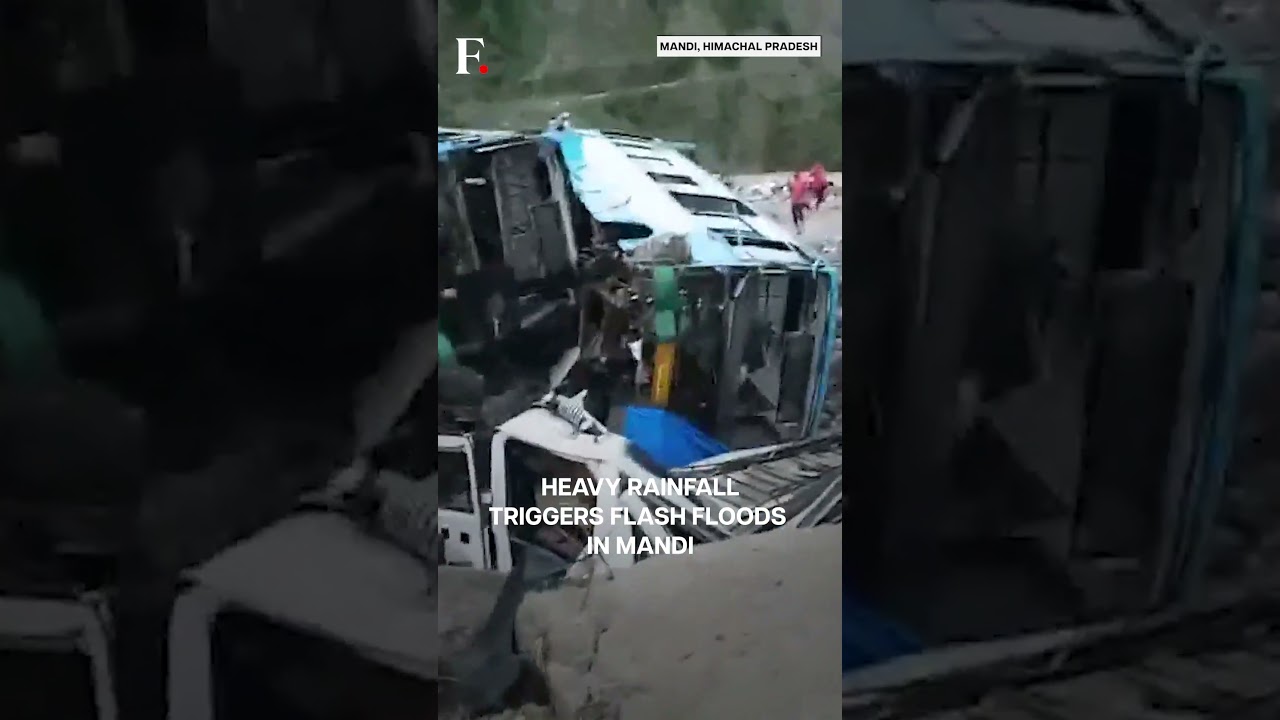 Himachal Pradesh: Heavy Rains Lash Mandi, Trigger Flash Floods; Vehicles Swept Away | N18G
