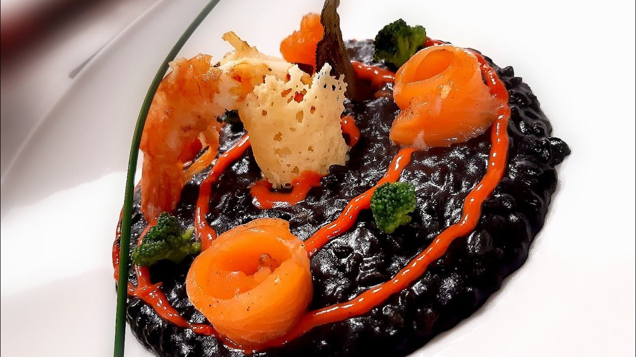 Riso al nero di seppia, salmone marinato, cavolo broccolo, gambero e acqua di pomodoro