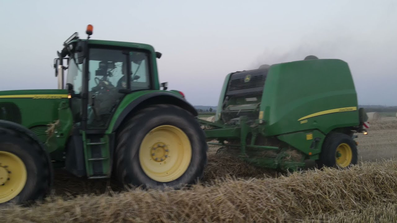 Strohpressen mit John Deere 6920S und John Deere 960