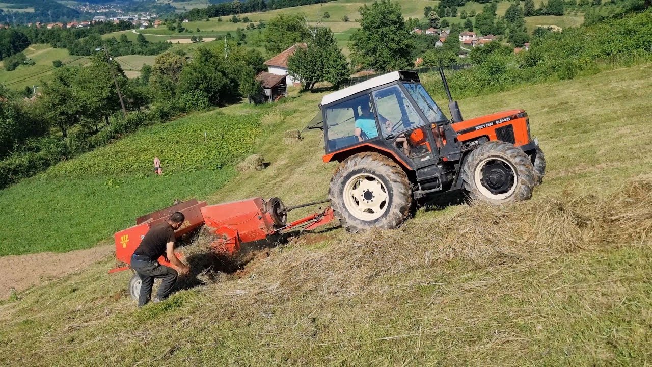 Zetor 6245 - Ekstremno baliranje u strani! Welger AP 52 | Baliranje sijena 2023