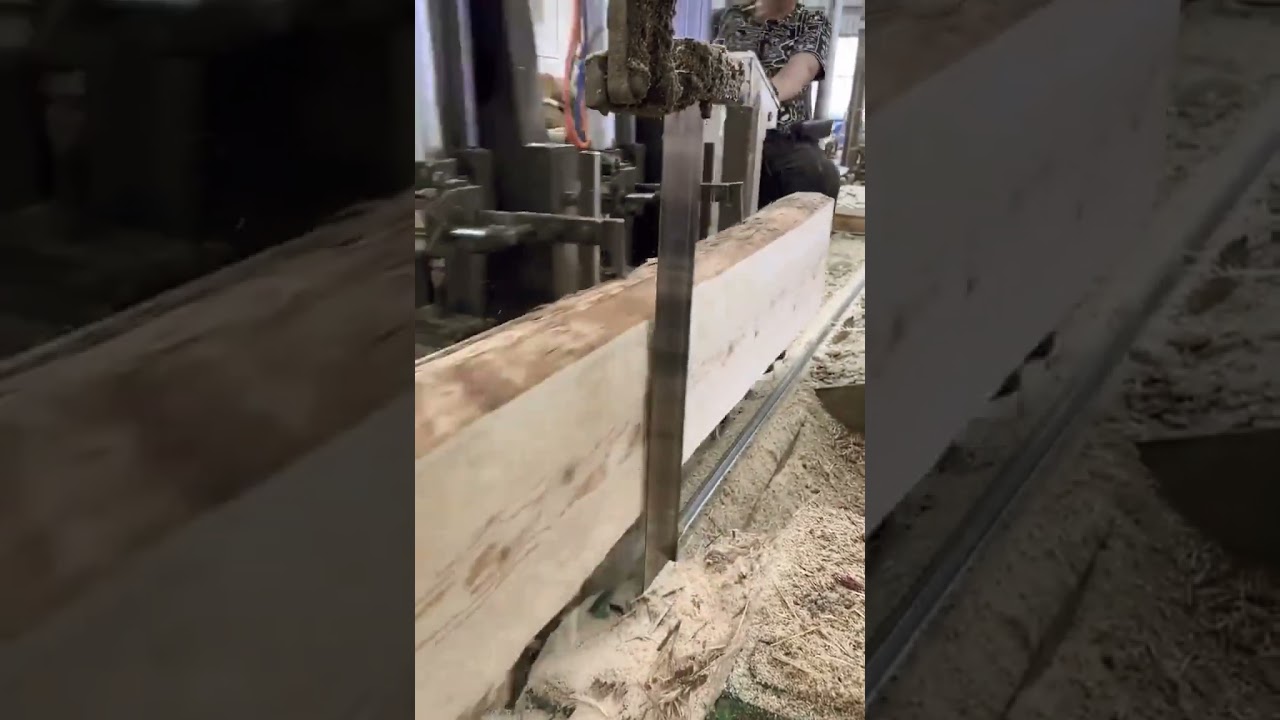How wood is made into planks for co&oacute;ntruction #working #sawder #sawmachine