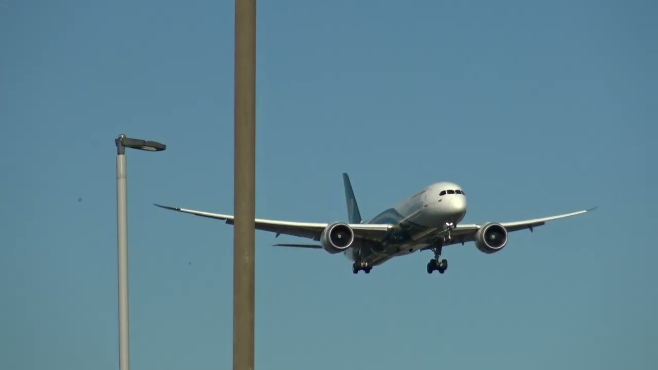 Oman Air Boeing 787-900 Dreamliner A4O-SG Landing London Heathrow 27L