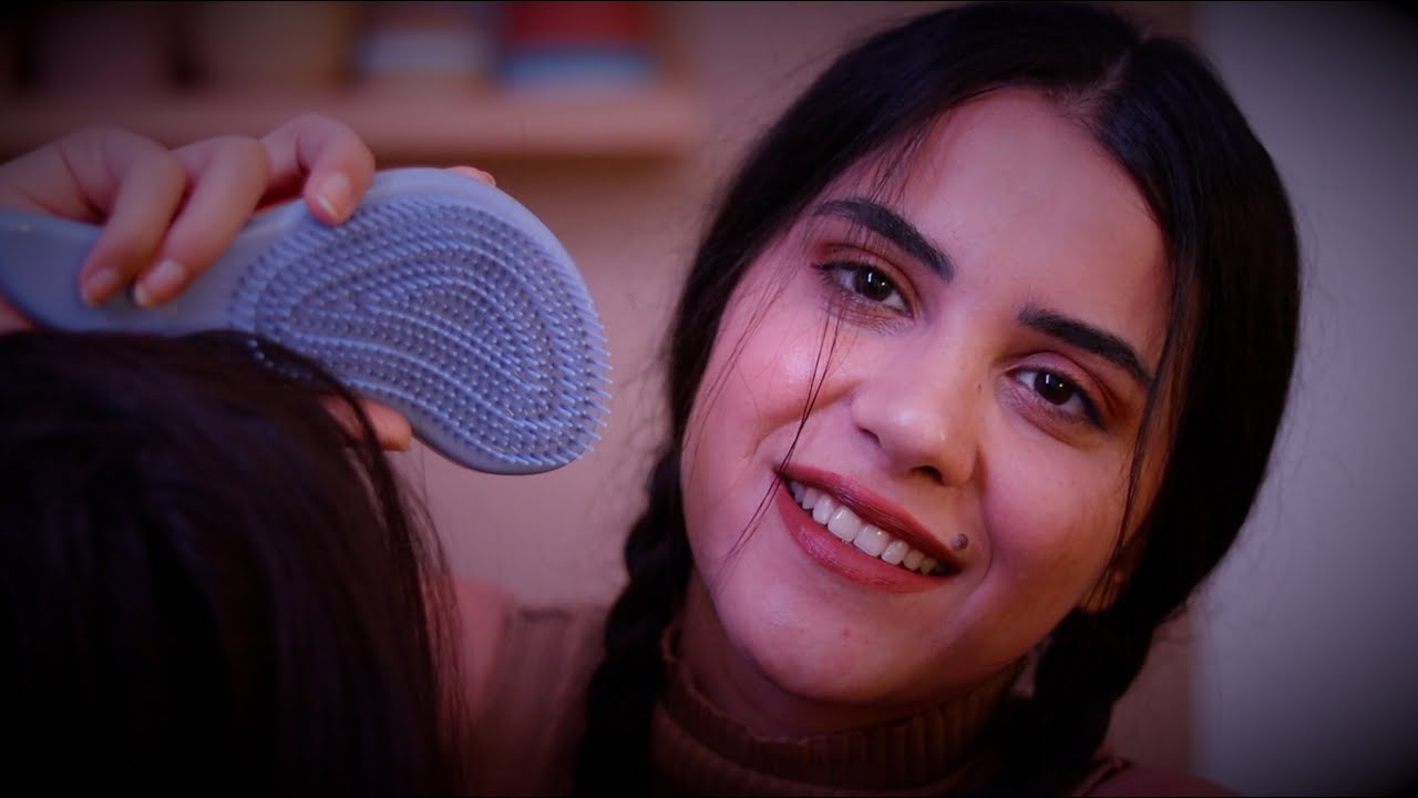 Arabic ASMR اختك الحنونة تدللك وتمشطلك شعرك قبل النوم 💆 اي اس ام ار