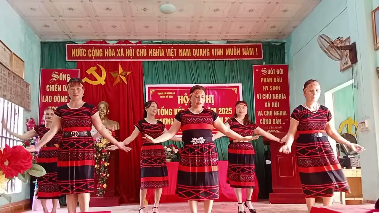 Múa vui ngày tổng kết thôn năm 2025 do đội văn nghệ thôn đá bàn thế hiện 
