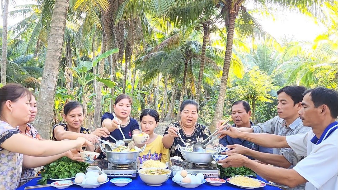 Xuất Mồ Hôi với Nồi Lẩu Bò Hột Vịt Lộn Nhúng Rau Cải Trời | TKQ & Family T1636