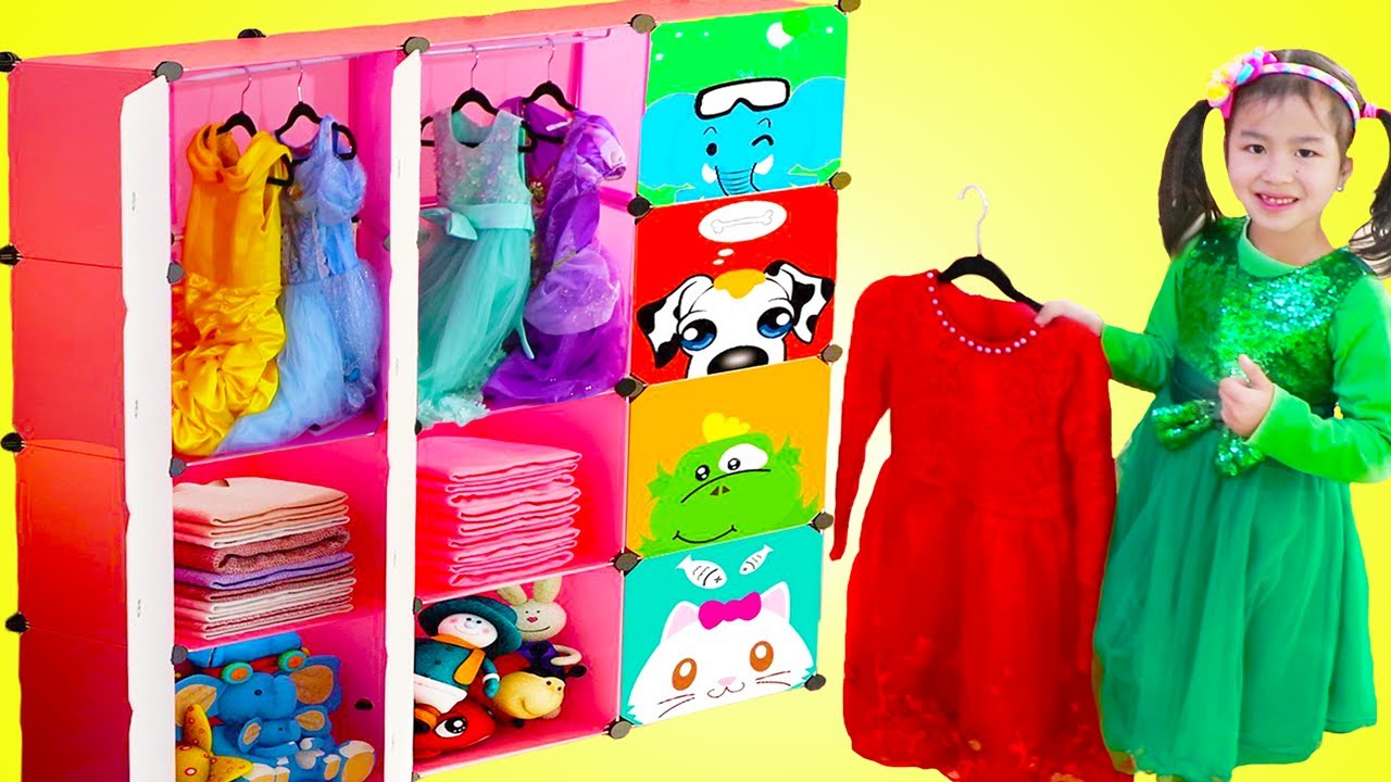 Jannie juega a vestirse  y finge jugar con juguetes de maquillaje y vestidos de princesas