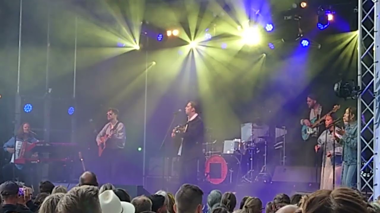 Josefin, med Albin Lee Meldau