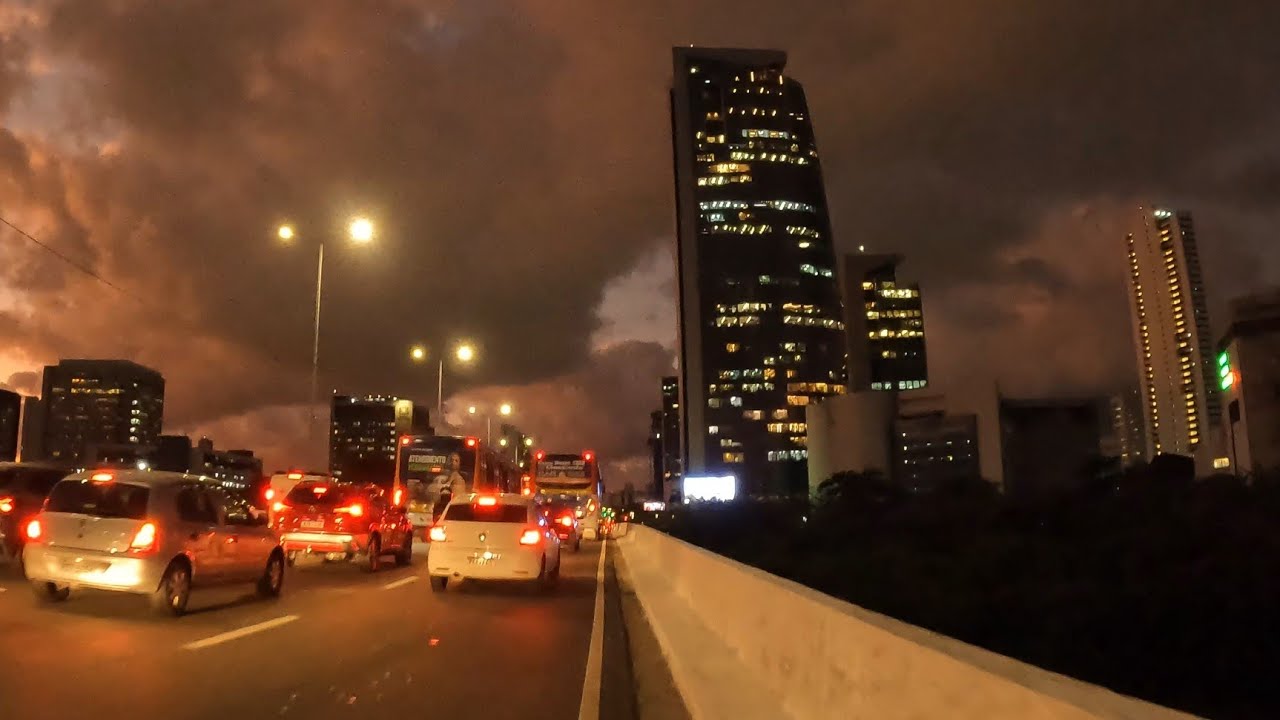 RECIFE A NOITE PASSEIO FOI TENSO  PERNAMBUCO BRASIL