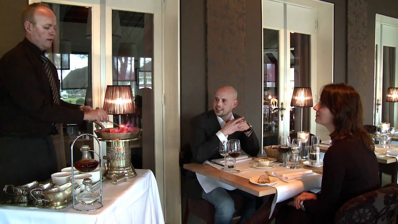 Aan tafel bereide Stroganoff bij Hotel Wesseling in Dwingeloo