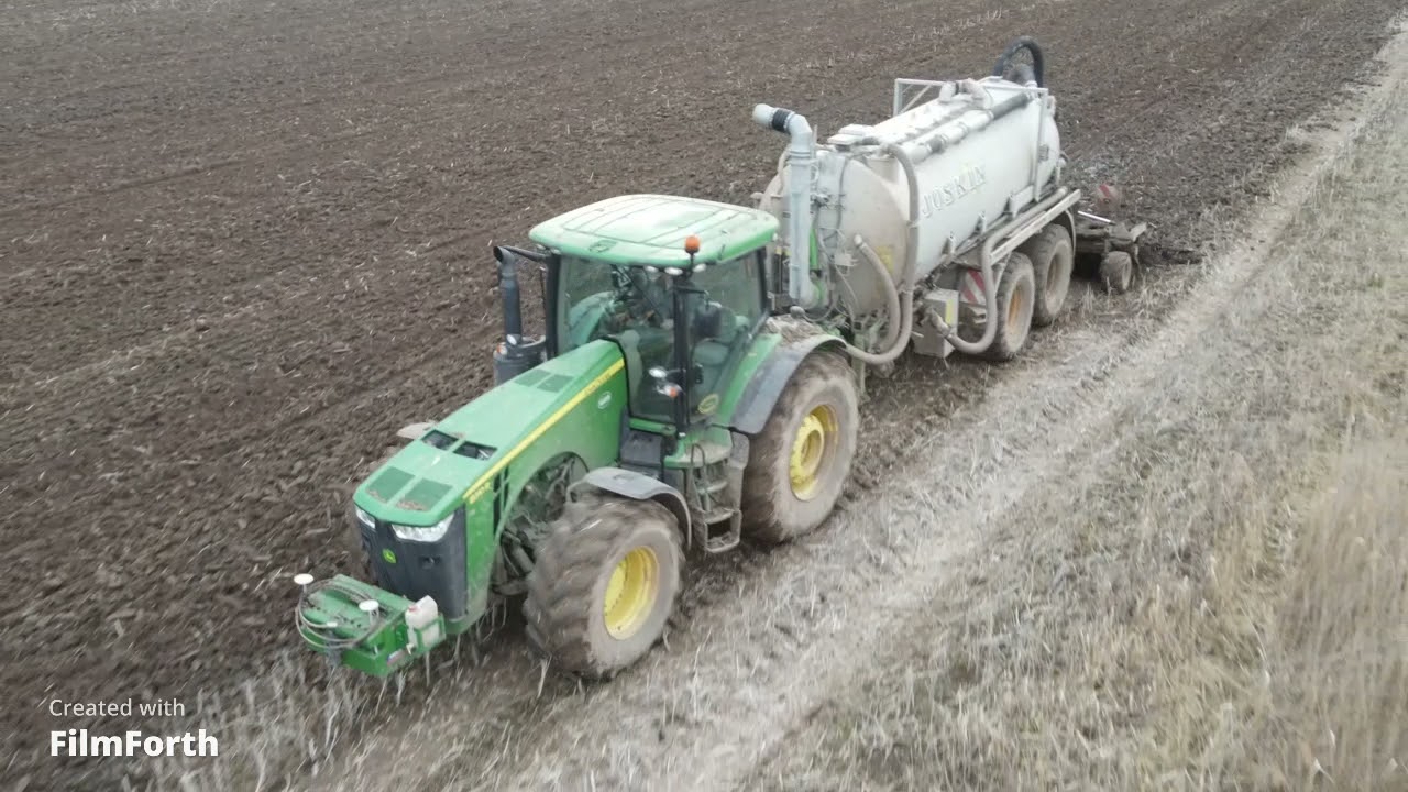 John Deere 8R a Joskin volumetra