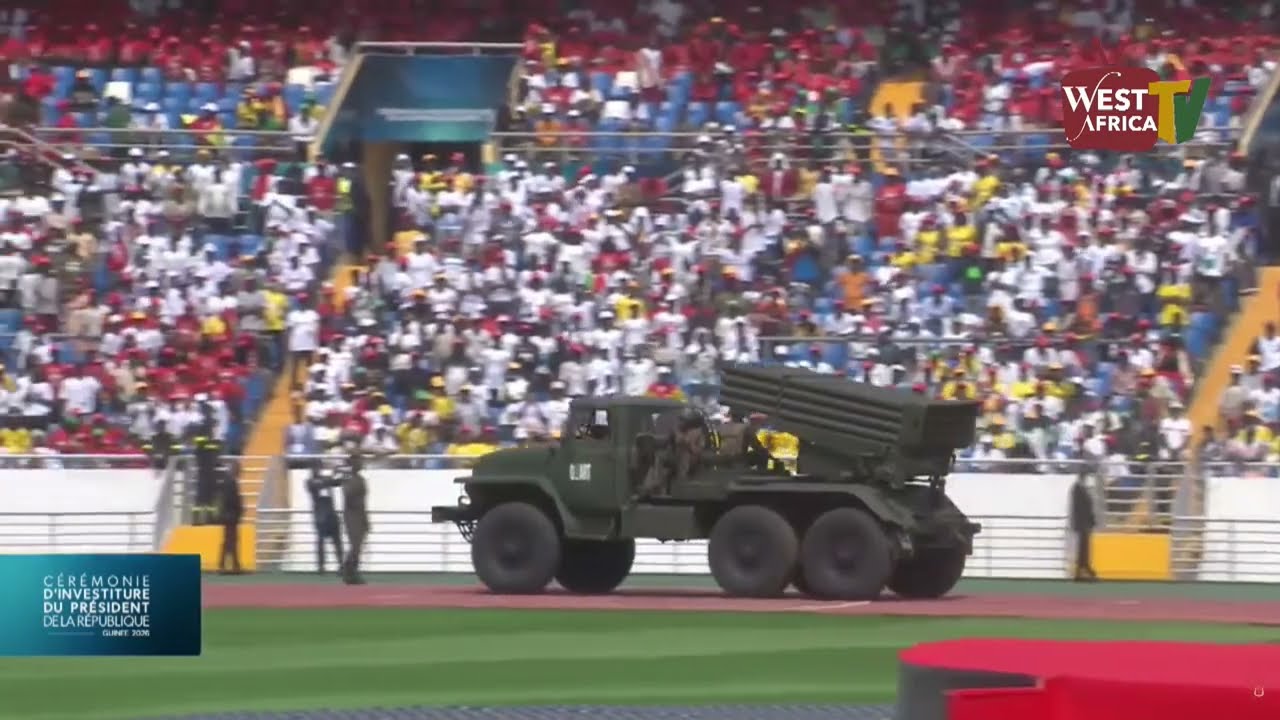 L’armée guinéenne impressionne avec un défilé de blindés devant les dirigeants africains