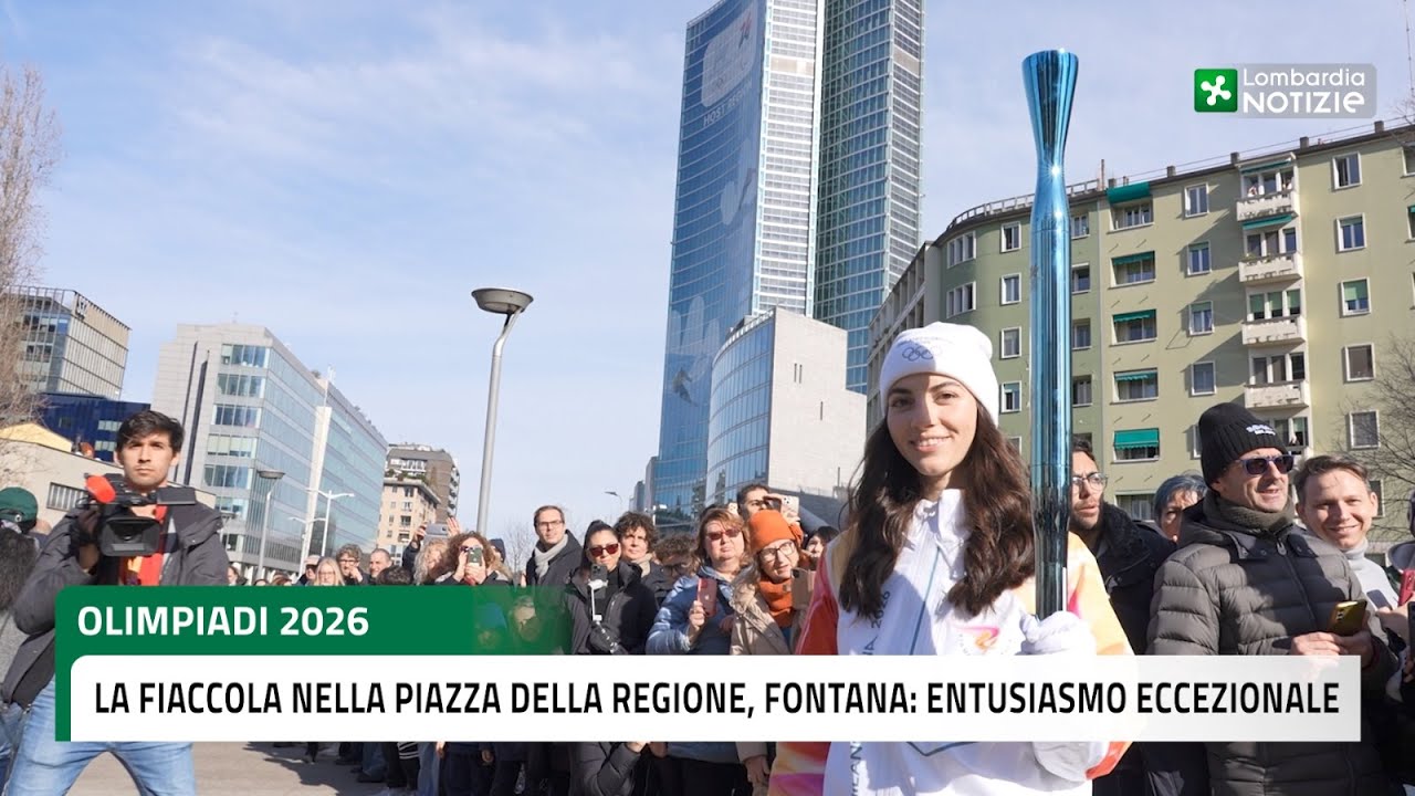 Olimpiadi 2026, la fiaccola nella piazza della Regione. Fontana: entusiasmo eccezionale