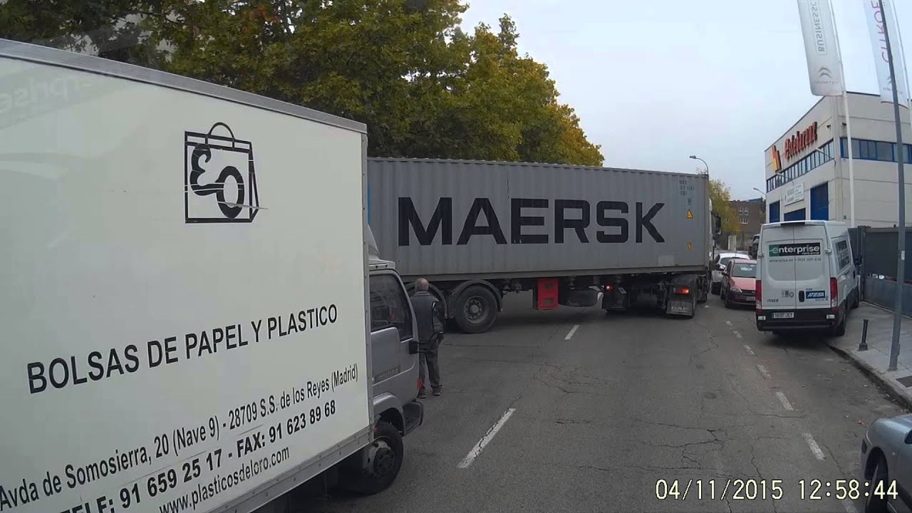 Cofanie w madrycie z ruchu ulicznego pod rampę kontenerem i "firanką"