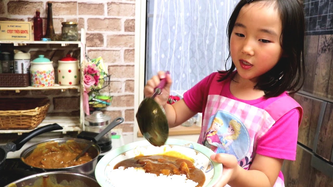 辛いカレーを食べたい父の為にママと一緒に甘辛二種カレーを作る稚奈