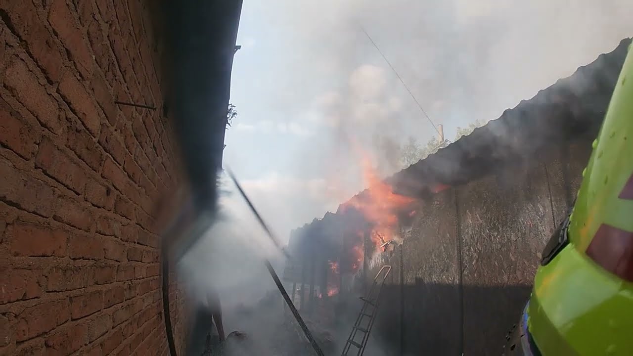 Pożar budynku gospodarczego - w środku butle z gazem 🔥