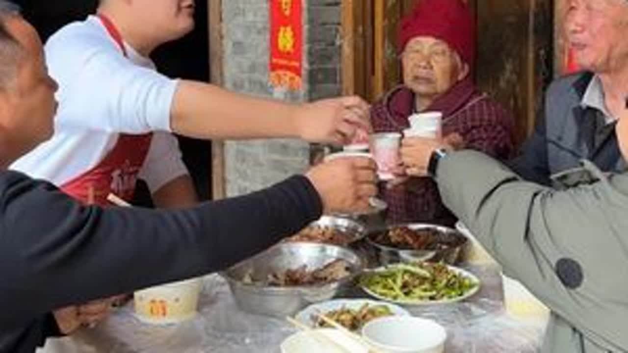 正月初七人过年，最后一天假期收假了，回家看婆婆爷爷，没事常回家看看，让他们脸上多一份笑容#农村生活 #农村原创视频 #新年快乐