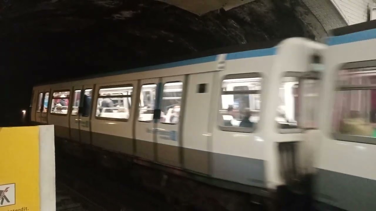 Métro 7 RATP - Départ d'un MF77 N°194 ( Tranche 7 ) au Peletier en direction de La Courneuve