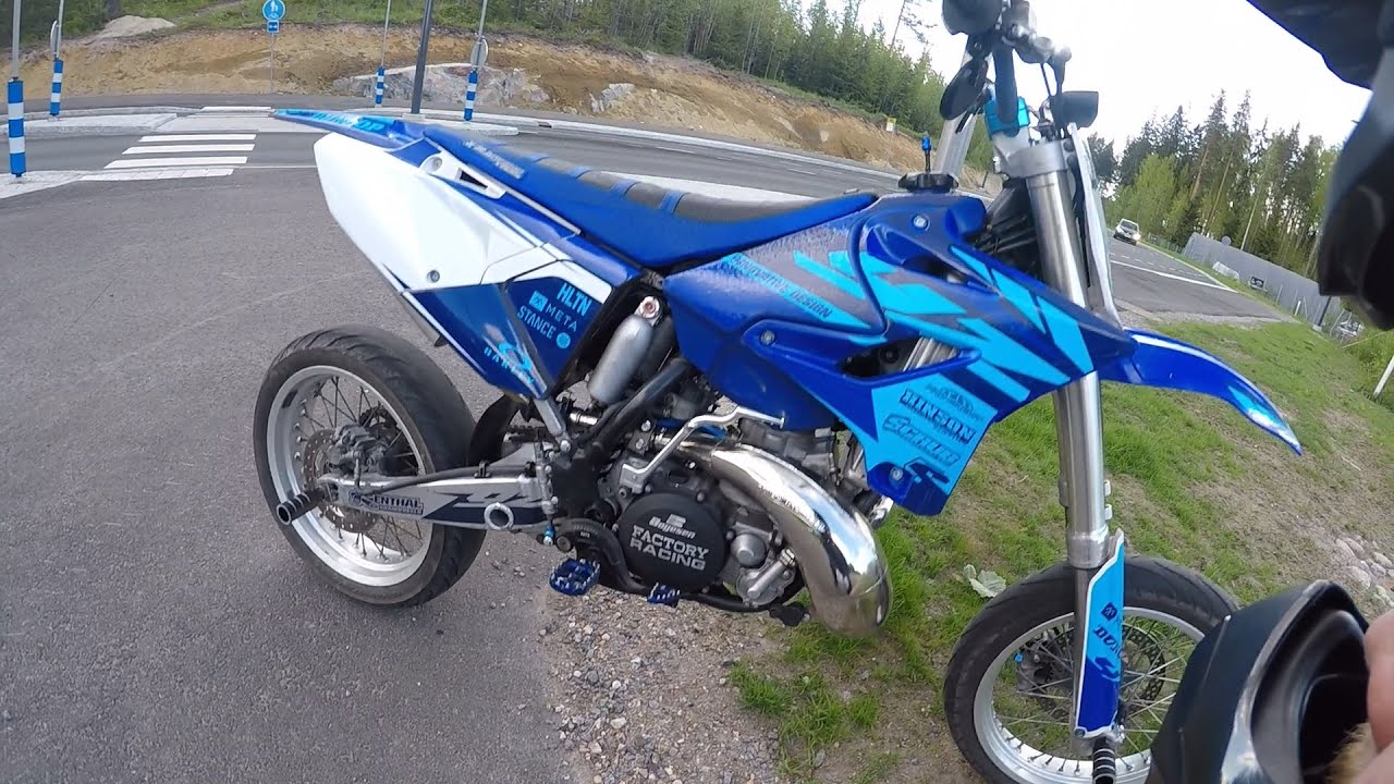 YAMAHA YZ 250 SUPERMOTO WHEELIES