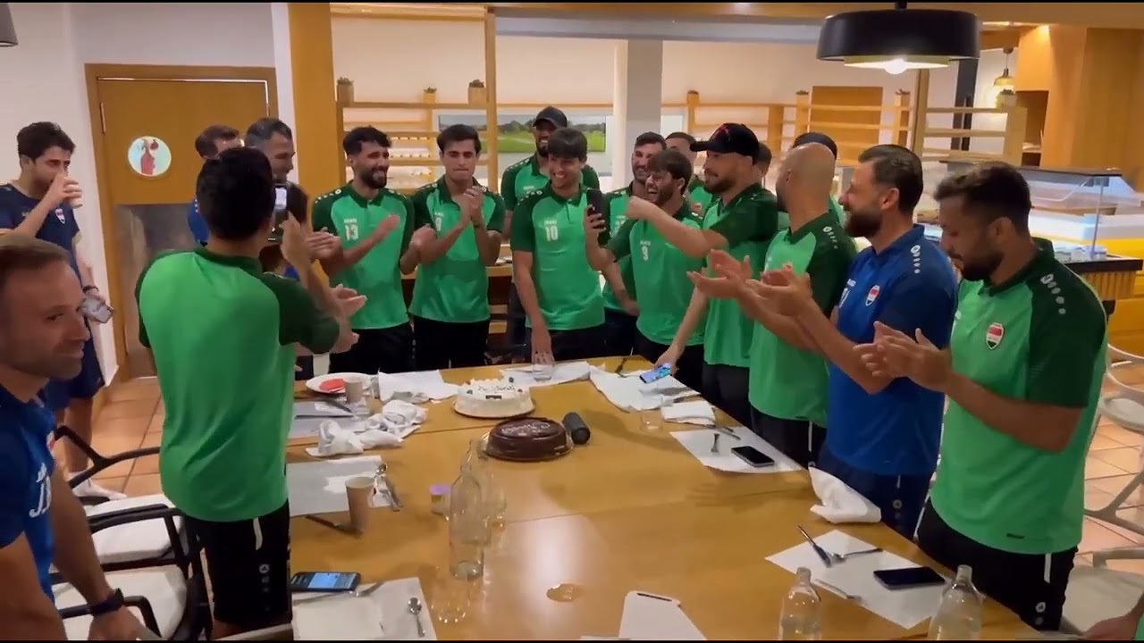 شاهد | وفد المنتخب العراقي يحتفل بعيد ميلاد مهند علي