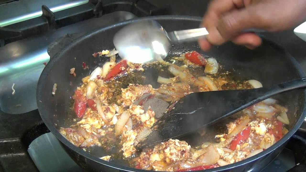 Topchef Agus Hermawan maakt nasi goreng met champignons