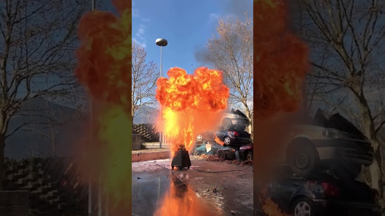 Vorführung Fettexplosion: ❗️Brennendes Fett niemals mit Wasser löschen❗️💦🔥