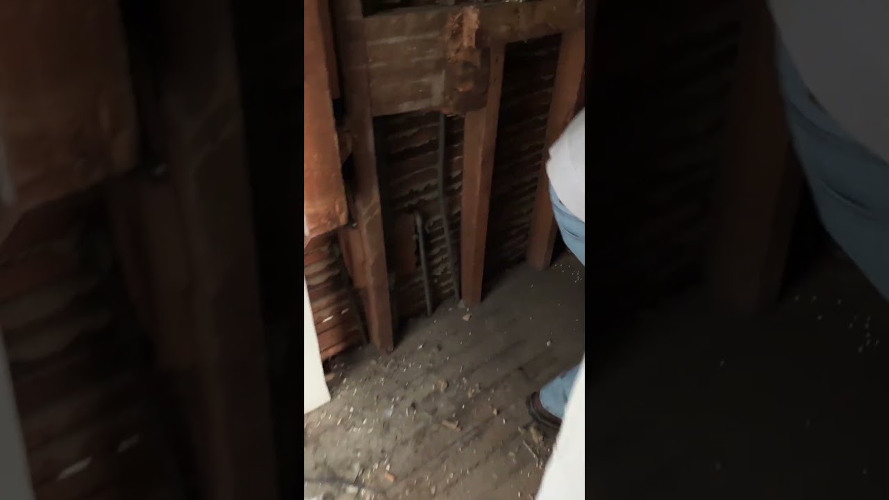 В старом доме была потайная лестница в потайную комнату!