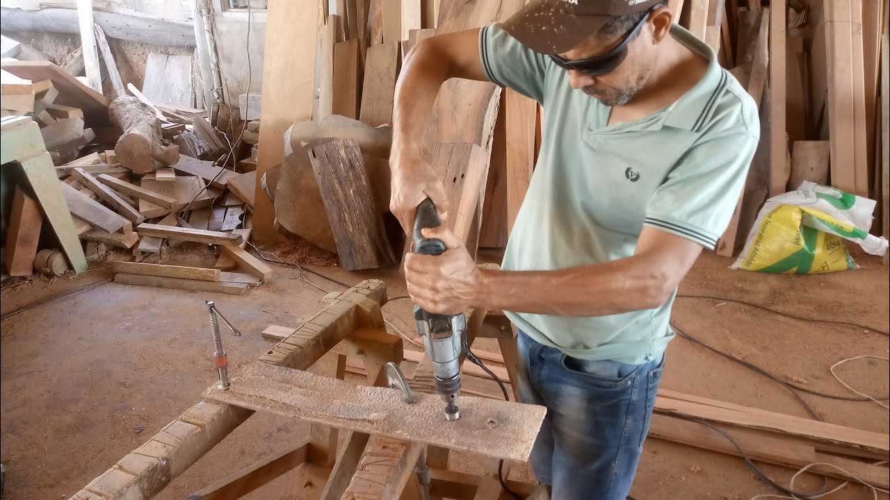 fazendo furas na chapa de ferro com serra copo