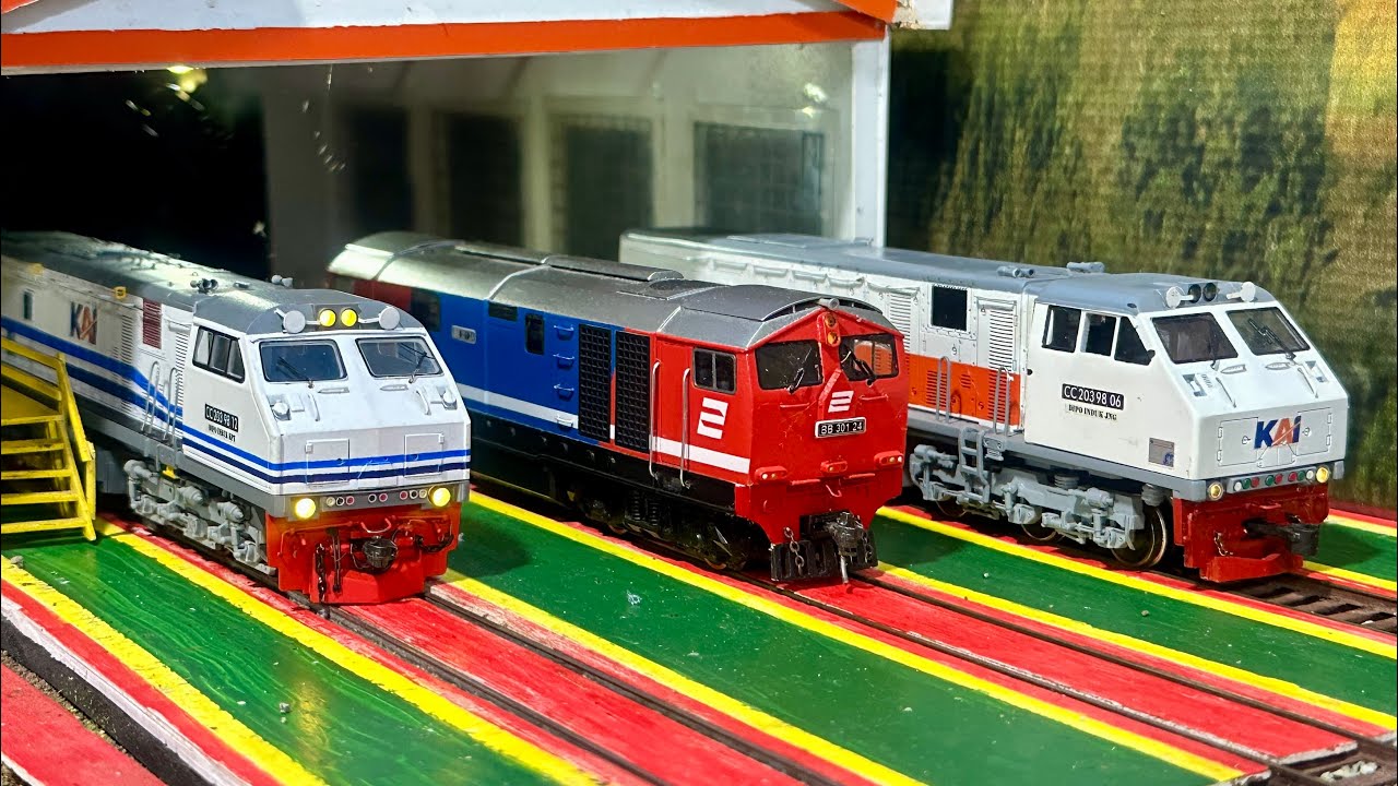Drama kereta api KAI Langsir dari Depo Lok CC203 & BB301 Anjlok Menabrak Tangga di Peron jalur 2