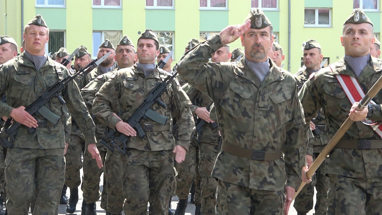 Defilada w ramach obchodów 25-lecia Centrum Szkolenia Sił Powietrznych w Koszalinie