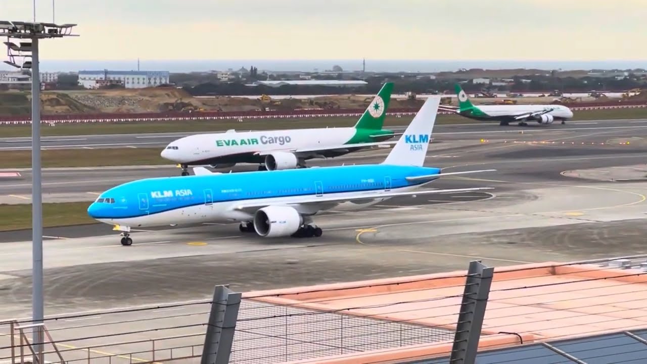 KLM 777-200ER Taxi to spot