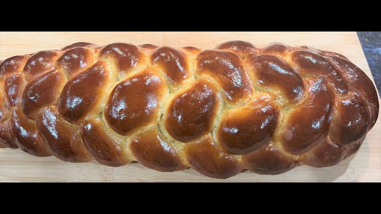 Chalka drozdzowa domowym sposobem, pleciona z 6ciu walkow. Piekny warkocz. Bulka na kazda okazje.