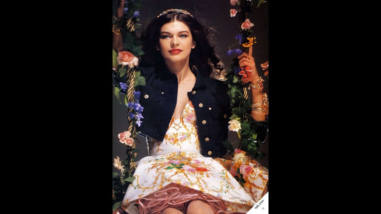 MILLA JOVOVICH CATWALK VERSACE SPRING SUMMER (MILÁN) 1992.