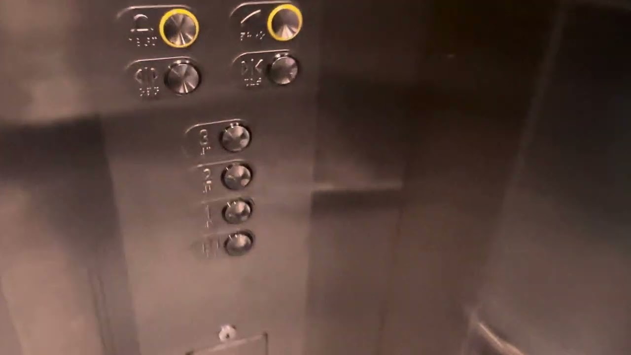 初五 - 2009 OTIS GeN2 elevator at GR.iD