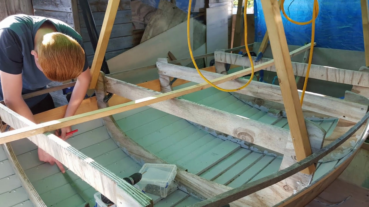 Building the traditional clinker Mai-Star Class dinghy
