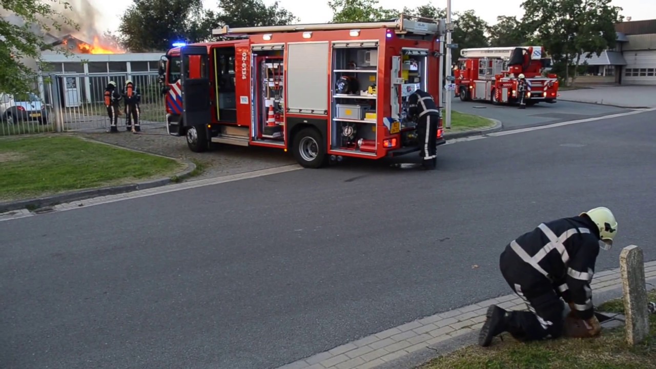 Uitslaande brand verwoest bedrijfspand in Leeuwarden