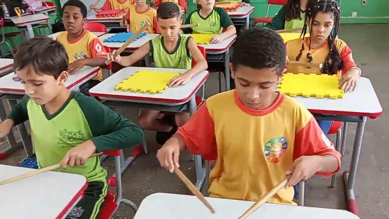 Treinando os alunos da Fanfarra no Emborrachado.