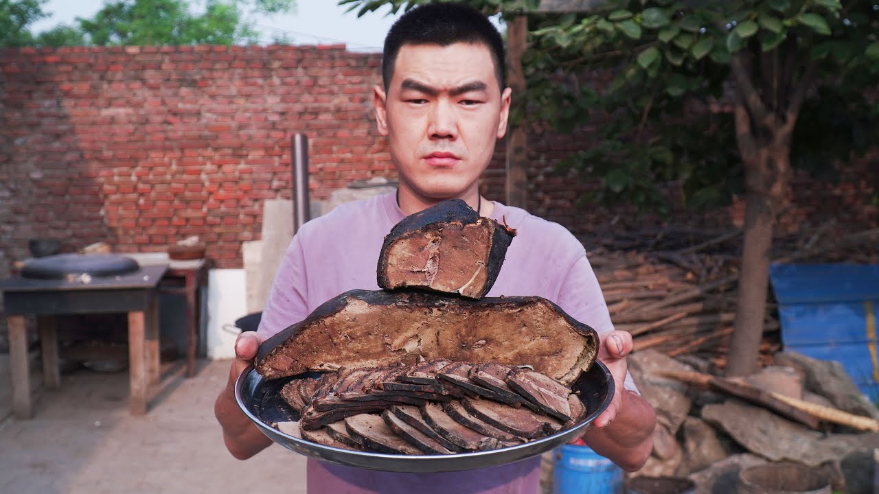 【食味阿远】阿远做“锅灰牛肝”，做法简单，扔火里烤俩小时，大伯死活不吃 | Shi Wei A Yuan