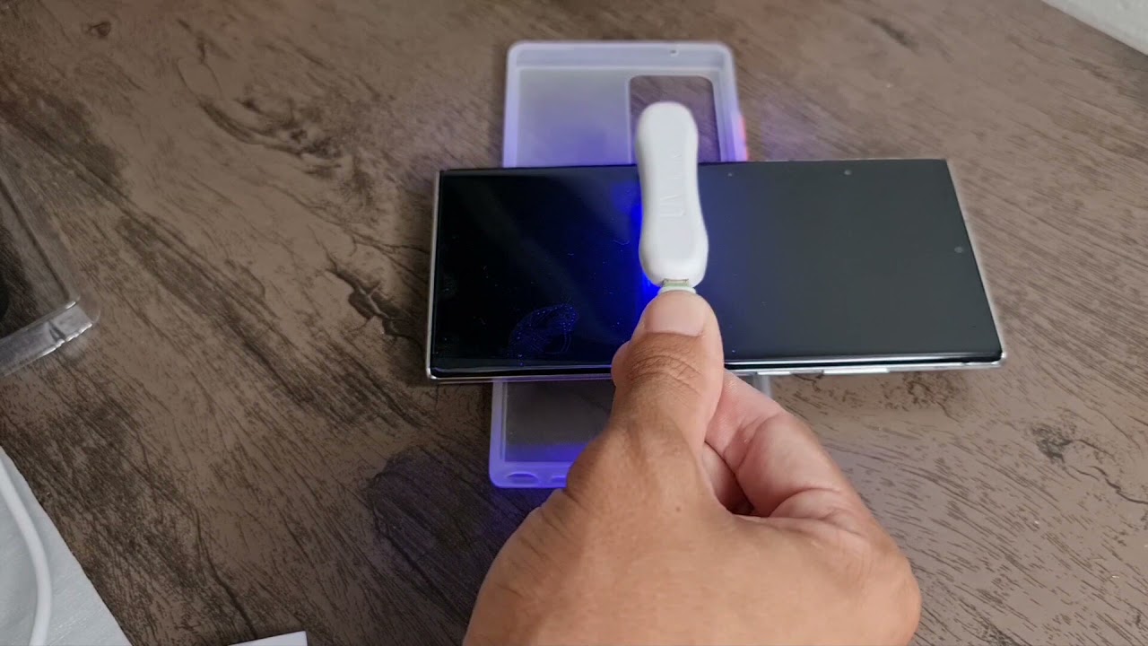 Aplicando Película de Vidro no Galaxy Note 20 Ultra com Luz UV