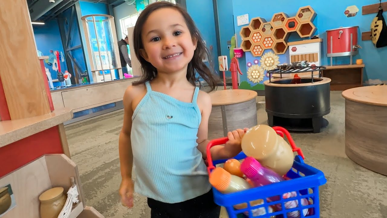 OAK OPENS UP a STORE ! Pretend Shopping center at Science Museum and 3 Story Playground!