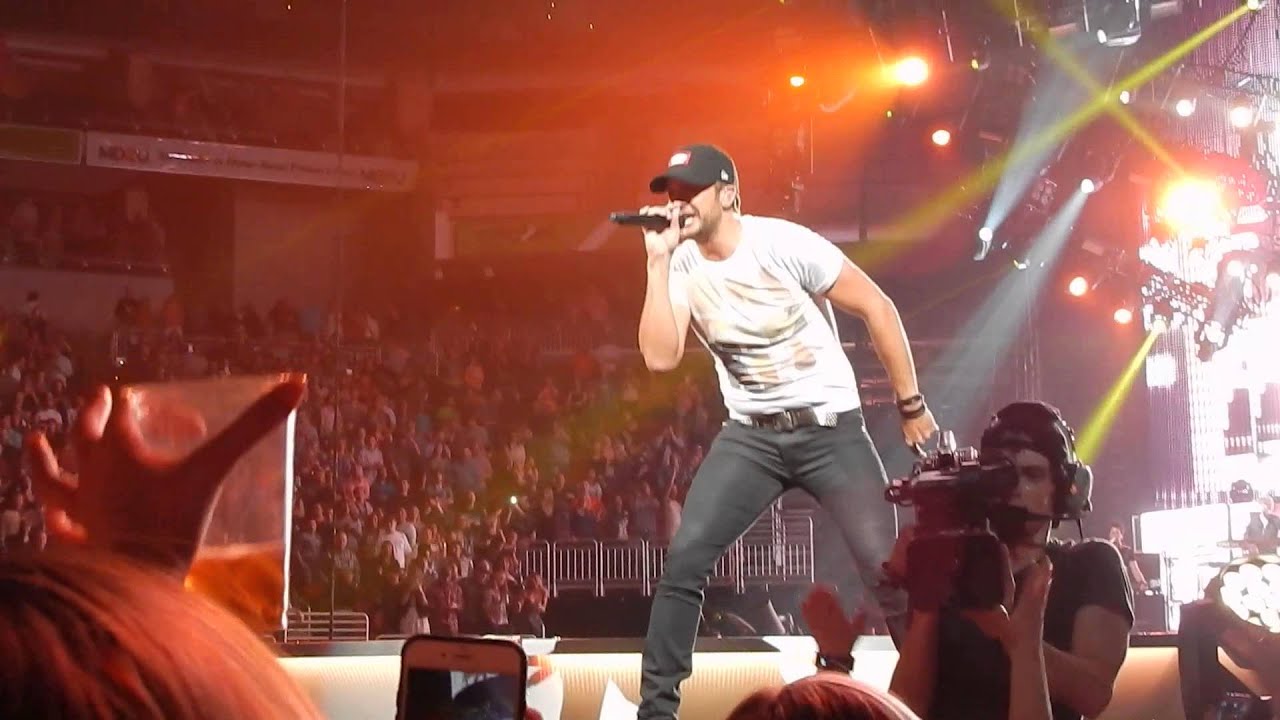 LUKE BRYAN--COUNTRY GIRL (SHAKE IT FOR ME) -- LOUISVILLE, KY