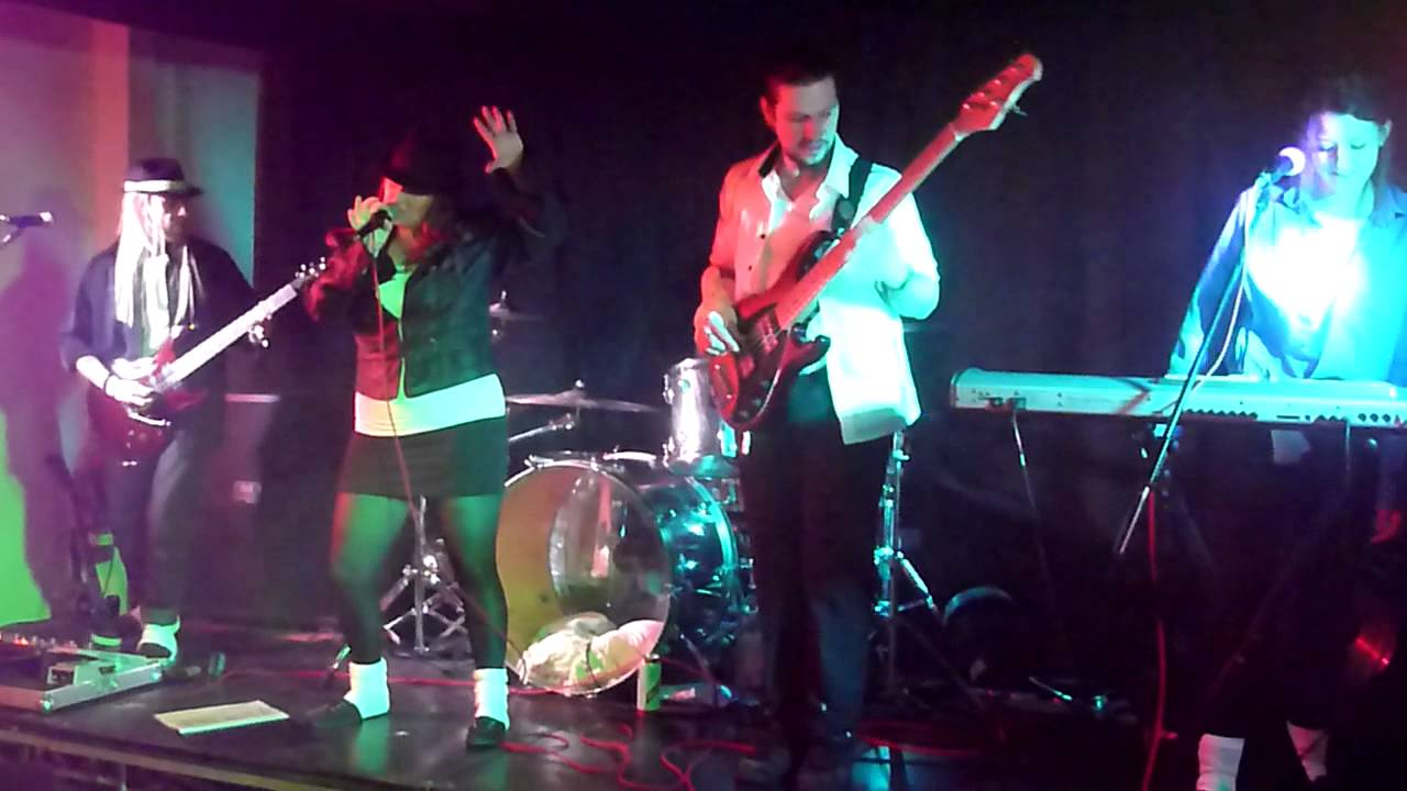 Band In The Mirror cover Michael Jackson 'Thriller' at The Lounge Bar, Alton: 2nd Mar '13
