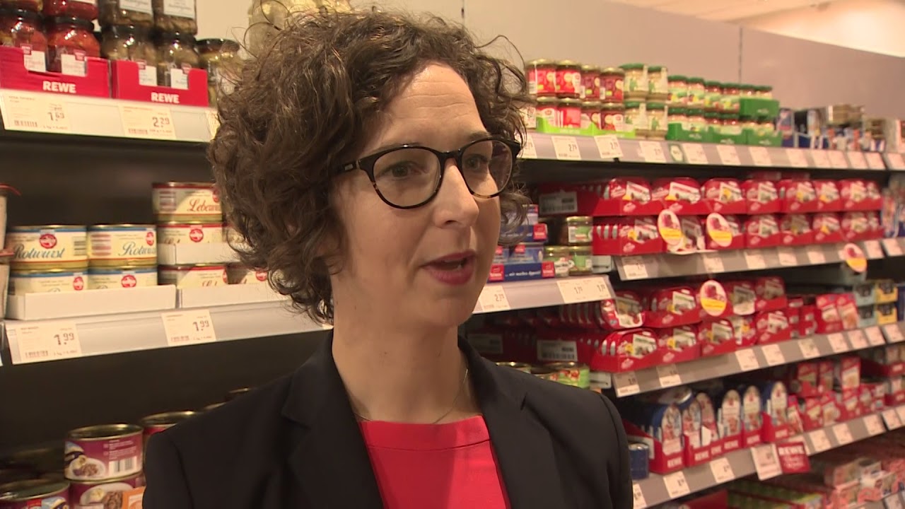 An der Kasse im REWE-Genossenschaftsmarkt mit Manuel Andrack | Raiffeisen-Tour
